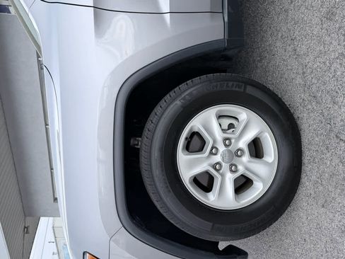 Used 2017 Jeep Grand Cherokee Laredo image 3