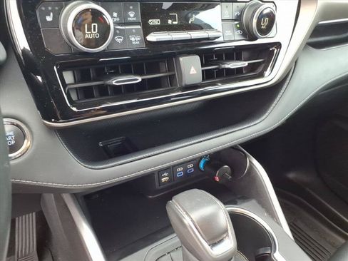 Used 2022 Toyota Highlander XLE AWD/4WD image 34