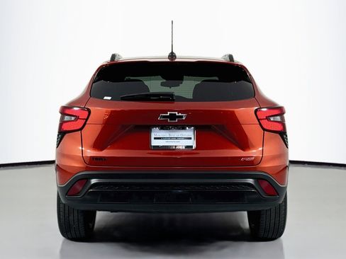 Used 2024 Chevrolet Trax RS w/ Sunroof Package FWD image 3