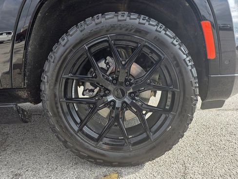 Used 2023 Jeep Wagoneer L Series III w/ Premium Group I image 35