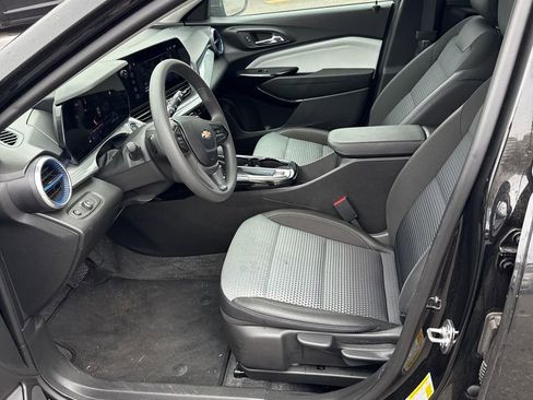 Certified 2025 Chevrolet Trax LT FWD image 45