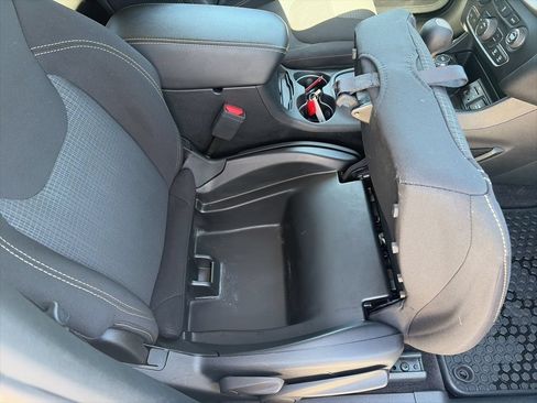 Used 2017 Jeep Cherokee Latitude w/ Cold Weather Group AWD/4WD image 29