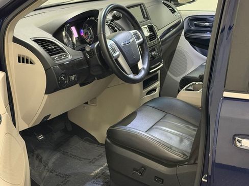 Used 2015 Chrysler Town & Country Touring w/ Driver Convenience Group FWD image 8