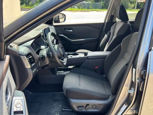 Used 2022 Nissan Rogue SV FWD image 15