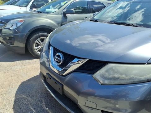 Used 2016 Nissan Rogue SV image 2
