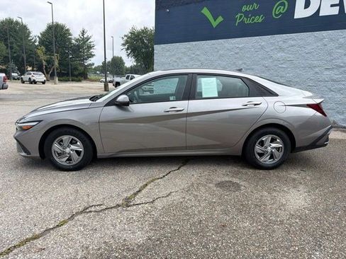 Used 2024 Hyundai Elantra SE FWD image 2
