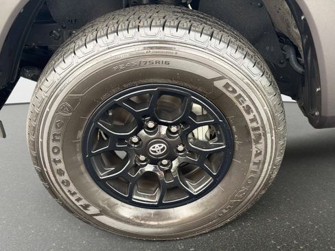 Used 2022 Toyota Tacoma SR5 w/ Technology Package image 10