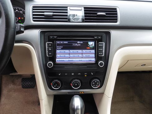 Used 2015 Volkswagen Passat 1.8T Limited Edition image 4