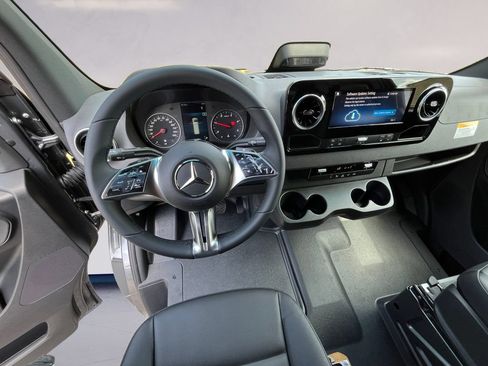 Used 2025 Mercedes-Benz Sprinter 2500 image 9
