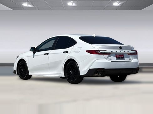 Used 2025 Toyota Camry SE FWD image 3