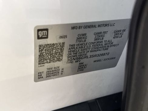 Certified 2025 Chevrolet Suburban High Country AWD/4WD image 36