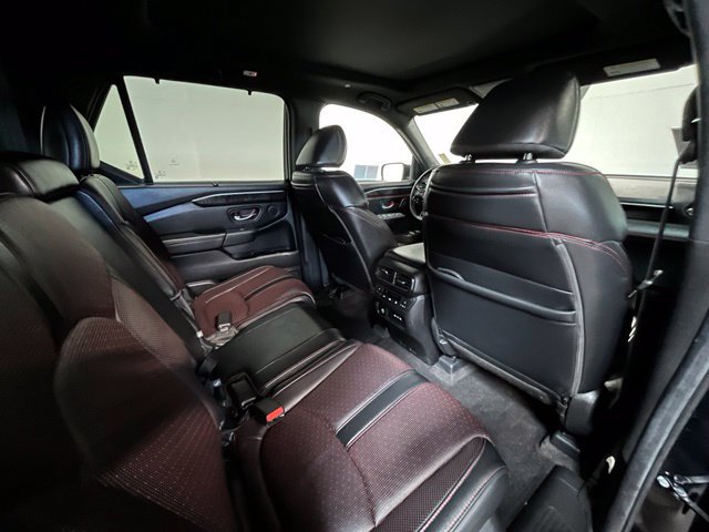 Used 2025 Honda Pilot Black Edition image 12