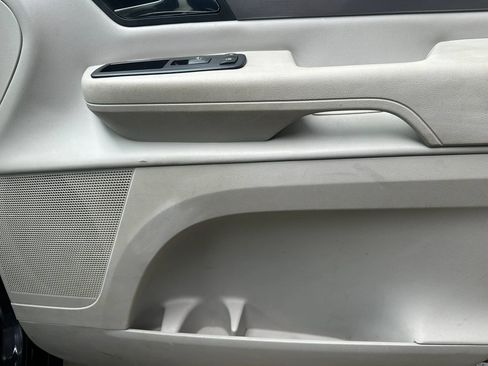 Used 2011 Volkswagen Routan SE FWD image 11