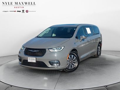 Used 2022 Chrysler Pacifica Limited w/ Uconnect Theater Family Group