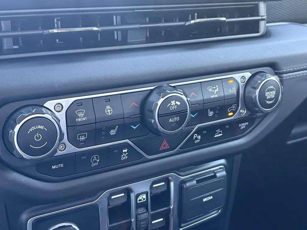 Used 2024 Jeep Gladiator Rubicon AWD/4WD image 30