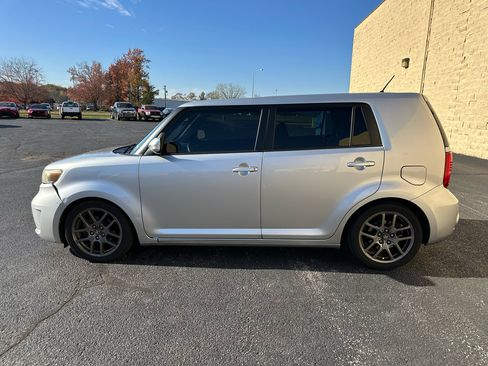Used 2010 Scion xB image 2