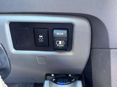Used 2010 Toyota Tundra 4x4 Double Cab image 20