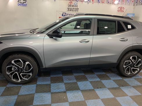 New 2026 Chevrolet Trax RS image 2