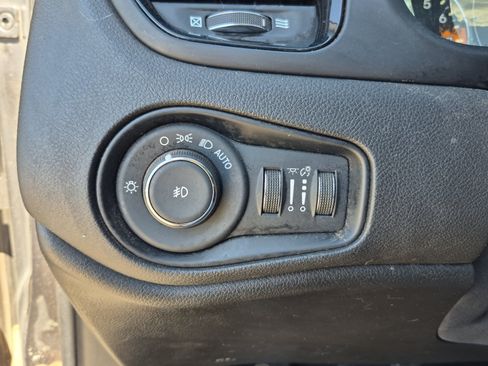 Used 2017 Jeep Renegade Altitude FWD image 34
