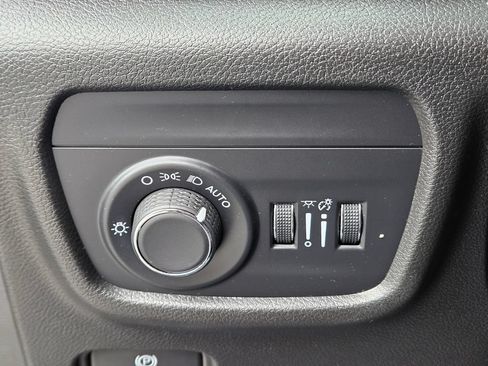 Used 2024 Jeep Grand Cherokee Laredo AWD/4WD image 23