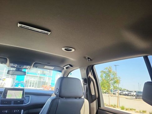 Used 2022 GMC Yukon SLT w/ SLT Luxury Package AWD/4WD image 12
