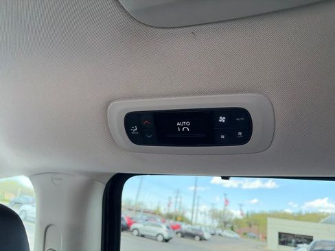 Used 2023 Chrysler Pacifica Touring-L FWD image 22