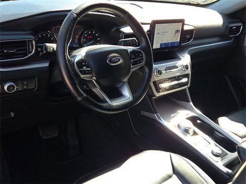 Used 2022 Ford Explorer XLT w/ Equipment Group 202A image 16
