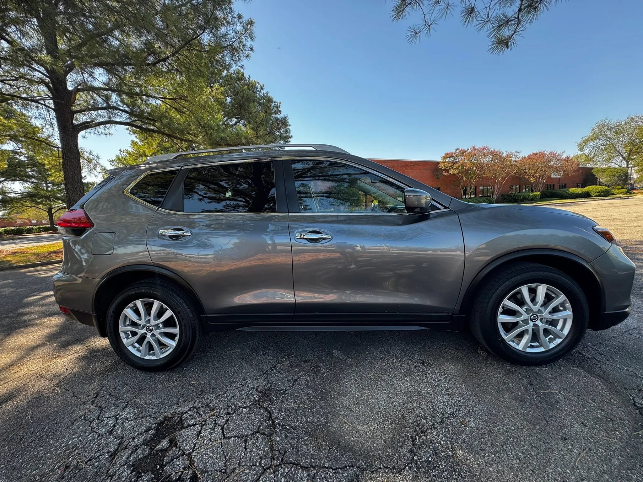 Used 2017 Nissan Rogue SV w/ SV Premium Package FWD image 6