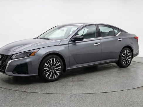 Used 2025 Nissan Altima 2.5 SV FWD image 2