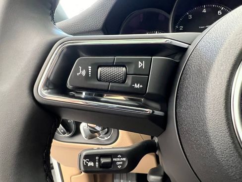 Certified 2025 Porsche Macan image 9