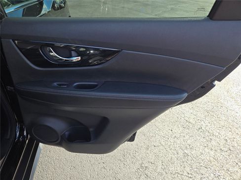 Used 2020 Nissan Rogue SL w/ Premium Package image 9