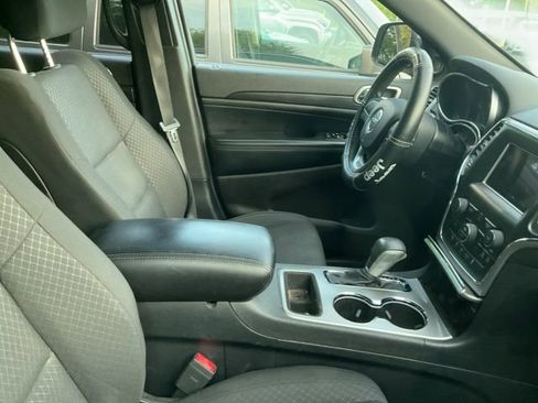 Used 2019 Jeep Grand Cherokee Laredo image 4