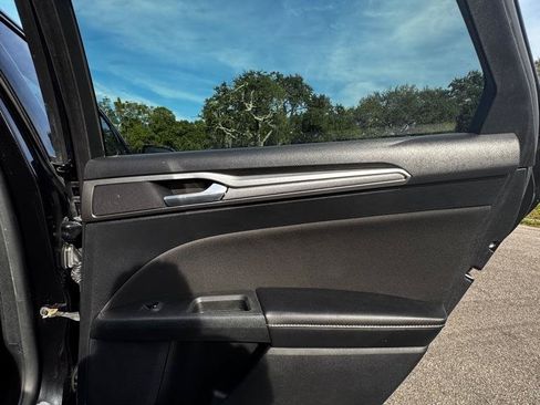 Used 2019 Ford Fusion SE FWD image 15