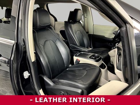 Used 2022 Chrysler Pacifica Touring-L w/ Uconnect Theater Family Group FWD image 28