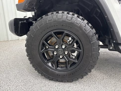 Used 2025 Jeep Gladiator Mojave AWD/4WD image 12