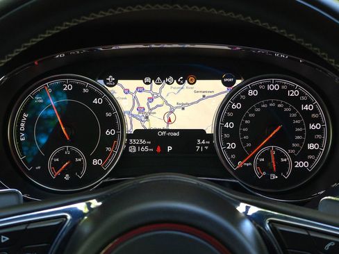 Used 2020 Bentley Bentayga Plug-In Hybrid image 38