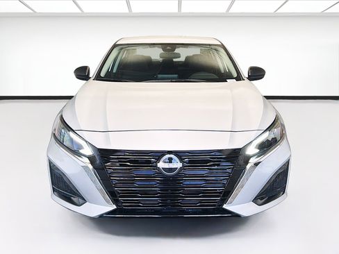 Used 2025 Nissan Altima 2.5 SV FWD image 2