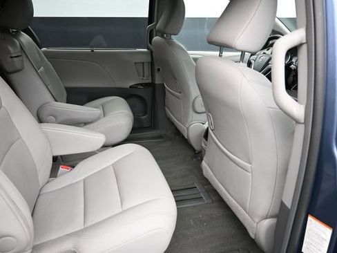 Used 2017 Toyota Sienna XLE FWD image 16
