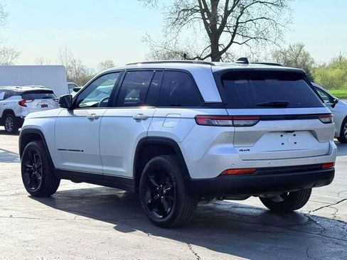 Used 2024 Jeep Grand Cherokee Altitude AWD/4WD image 9