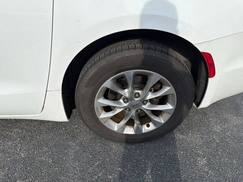 Used 2022 Chrysler Pacifica Touring-L w/ Uconnect Theater Family Group AWD/4WD image 4