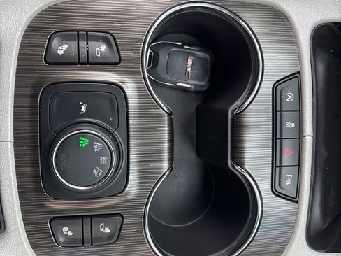 Used 2023 GMC Acadia SLT image 17