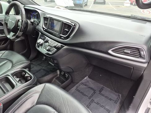 Used 2019 Chrysler Pacifica Touring Plus w/ S Appearance Package FWD image 31