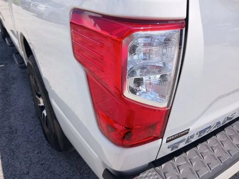Used 2022 Nissan Titan SV w/ SV Convenience Package RWD image 17