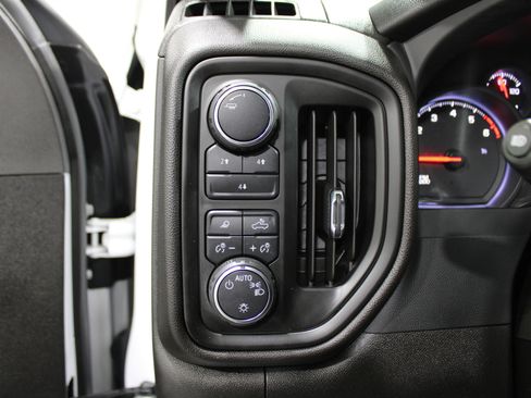 Used 2024 Chevrolet Silverado 2500 Custom w/ Custom Value Package image 9