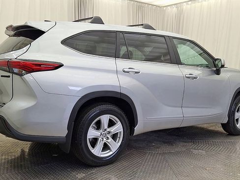 Used 2023 Toyota Highlander LE FWD image 3