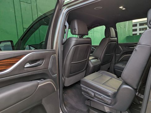 Used 2021 Cadillac Escalade ESV Luxury AWD/4WD image 18