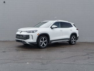 Used 2025 Volkswagen Tiguan SE w/ Panoramic Sunroof Package video 1