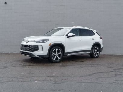 Used 2025 Volkswagen Tiguan SE w/ Panoramic Sunroof Package