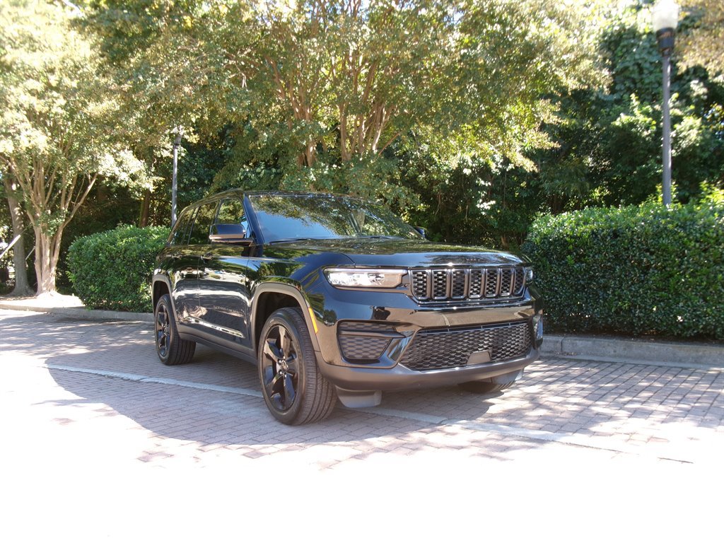 Used 2025 Jeep Grand Cherokee Altitude AWD/4WD image 4
