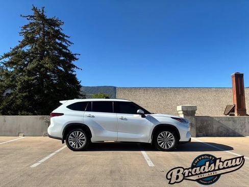Used 2023 Toyota Highlander Platinum AWD/4WD image 3